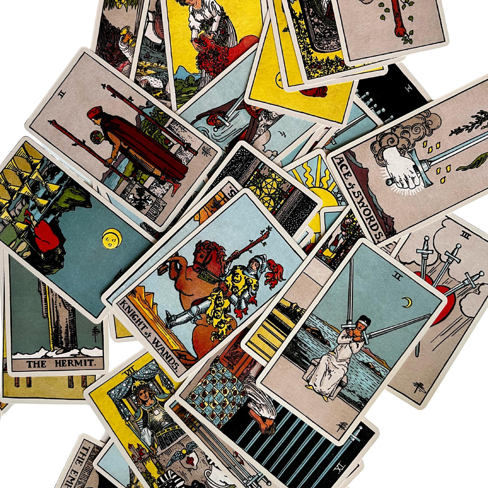 Close-up of Vieux Monde Express 1909 tarot card artwork highlighting original colors for authentic readings.