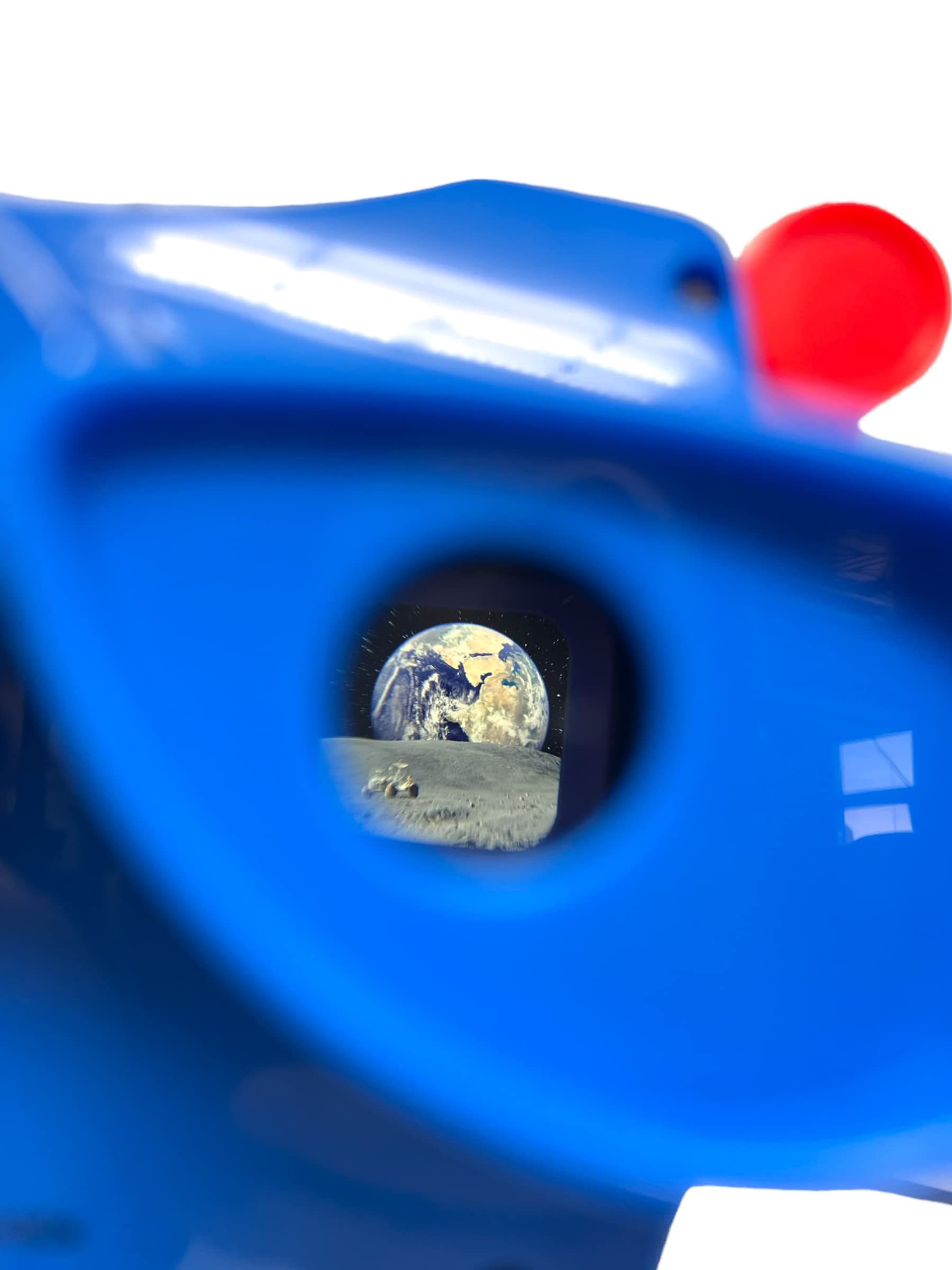Warm Fuzzy Toys 3D Viewfinder Space Edition 3D images on reels inspire curiosity about space.