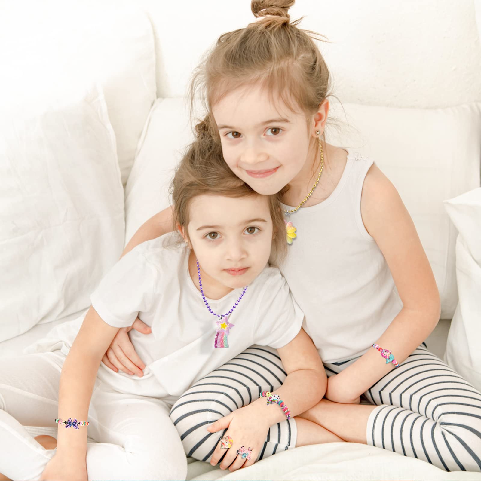WESAYEE dress-up jewelry display, perfect for pretend play and collection sharing.