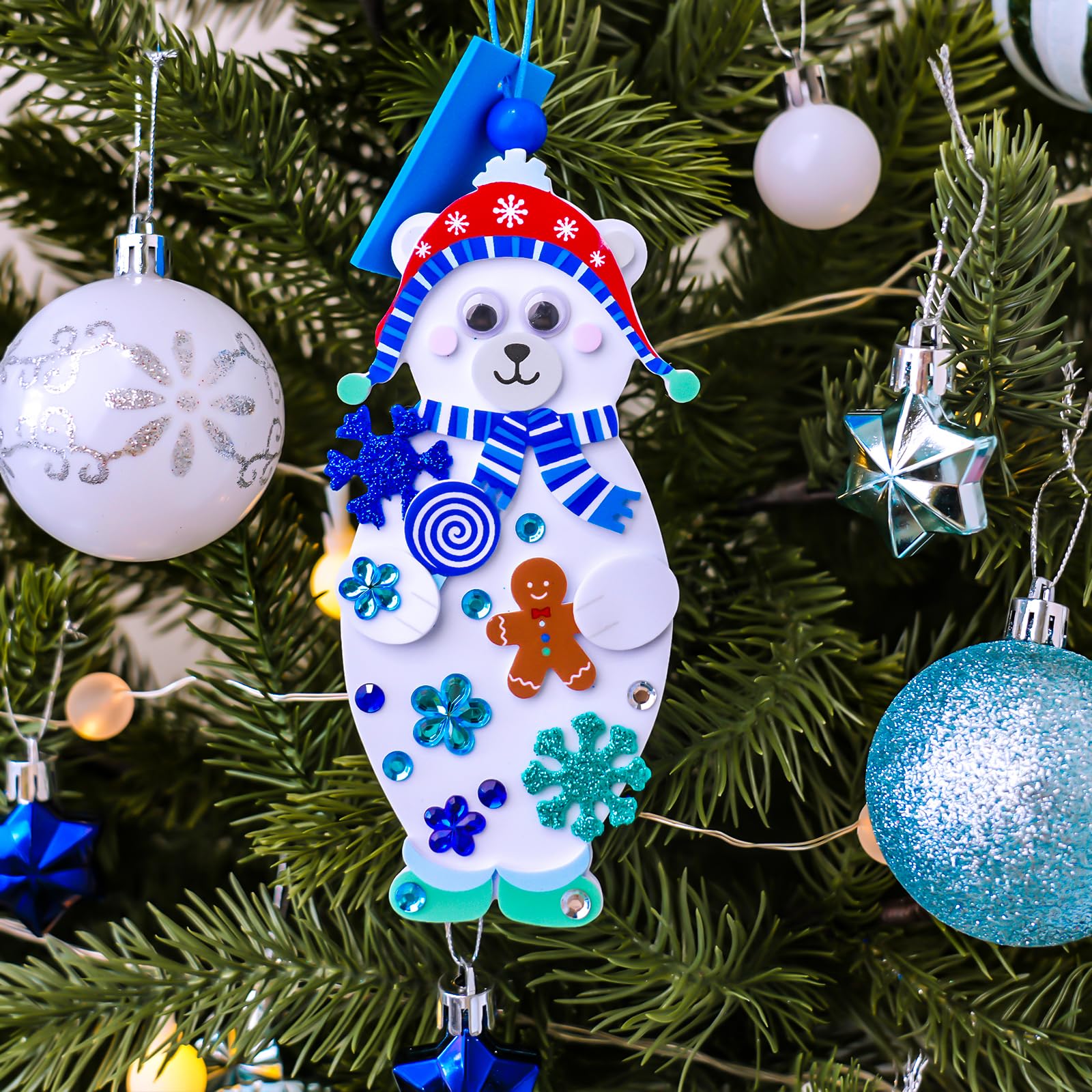 Winlyn polar bear bookmark kit features a small, durable foam base for easy handling.