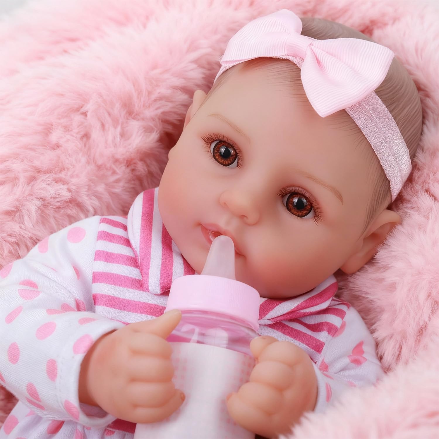 WOOROY baby doll hair detail adds authentic newborn charm.