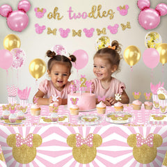 XSOOH Oh Twodles garland enhances festive room decor for a memorable two-year celebration.