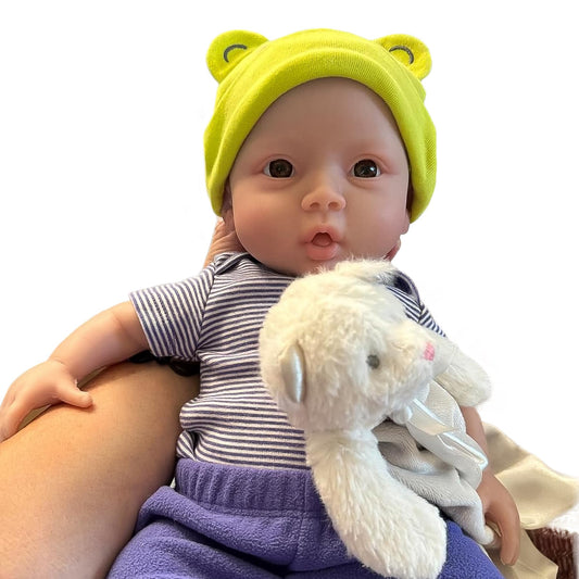YIQI 18.5-inch silicone newborn doll face in tan, ideal for lifelike photography.
