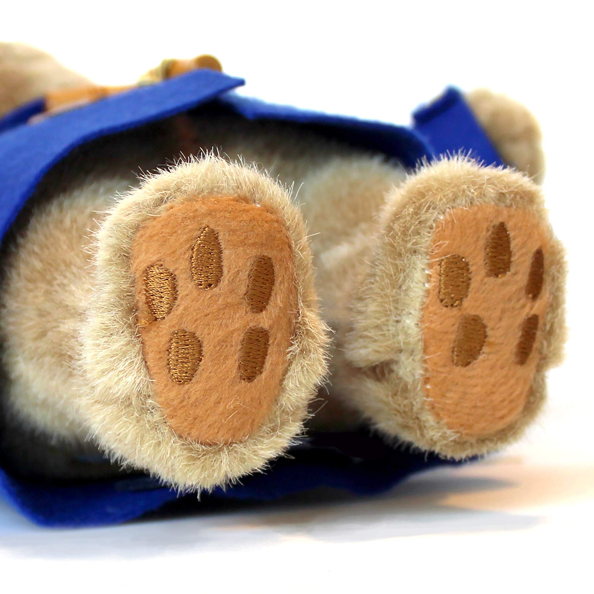 YOTTOY Paddington Bear wearing a blue hooded coat showcases authentic dress-up details.