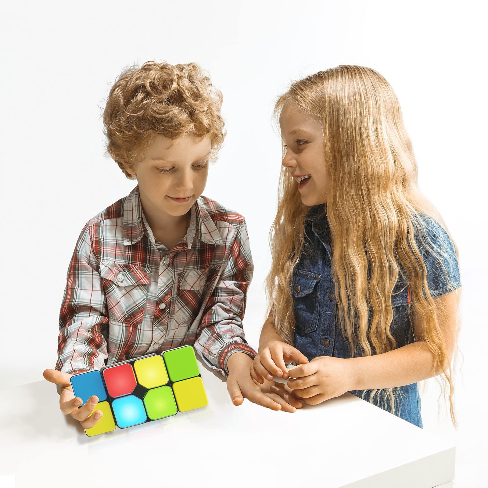 Yudngli lights color puzzle for on-the-go brain challenges.