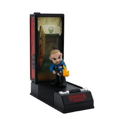 YuMe Hopper figure ready to pose with themed background