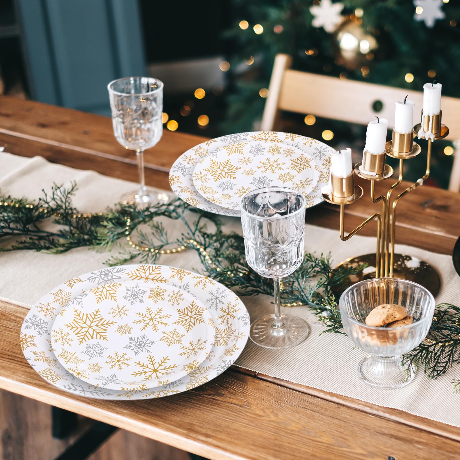 Yungyan Christmas table decor in gold, perfect for themed celebrations